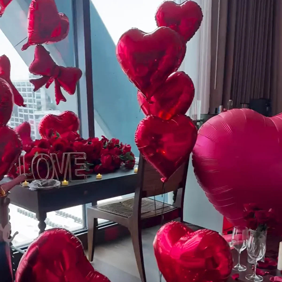 Red birthday balloon set with bow, love heart, aluminum foil balloon, simulated petals for birthdays and Valentine's Day